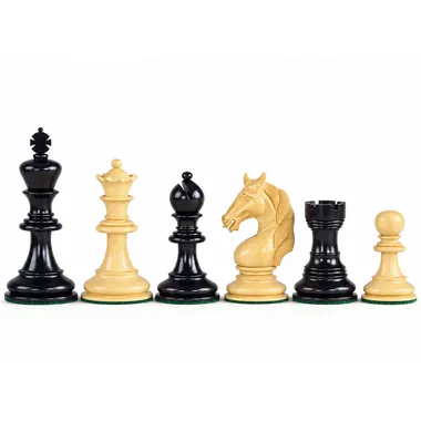 Schachfiguren Einhorn, Detail von Dame, Läufer, Springer und Turm aus hellem Buchsbaum