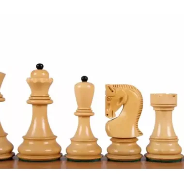 Schachfiguren Zagreb aus hellem Buchsbaum, Detailansicht von geschnitztem Springer und Turm