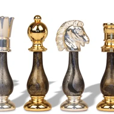 Alternative view of Schachspiel-Set aus vergoldetem und versilbertem Messing und Schachbrett aus Holz und Schwarz-Weiß-Marmor