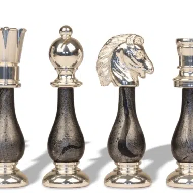Schachspiel-Set aus vergoldetem und versilbertem Messing und Schachbrett aus Holz und Schwarz-Weiß-Marmor – Bild 3