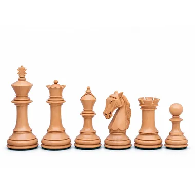 Colombienne-Schachfiguren aus hellem Buchsbaum, Detail von Dame, Läufer, Springer und Turm