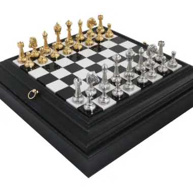 Schachspiel-Set aus vergoldetem und versilbertem Metall und schwarz-weißem Lackholz-Schachbrett mit Marmor-Spielbrett