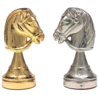 Schachspiel-Set aus vergoldetem und versilbertem Metall und schwarz-weißem Lackholz-Schachbrett mit Marmor-Spielbrett – Bild 6