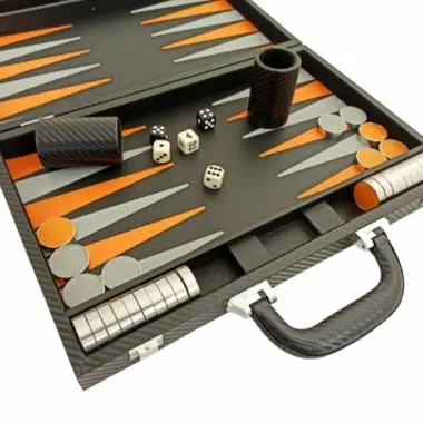 Faltbares Backgammon-Set aus schwarzem und orangefarbenem Kunstleder