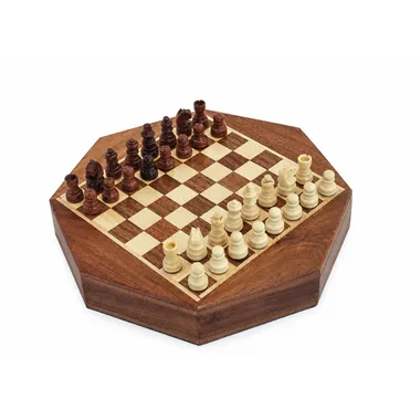 Achteckiges Schachbrett aus Akazienholz mit Figuren in Spielstellung