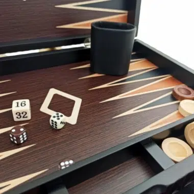 Skulpturiertes Holz-Backgammon-Set – Bild 3