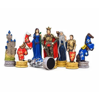 Detaillierte Schachfiguren König Artus: König, Königin, Ritter, Zauberer und geschmückte Pferde