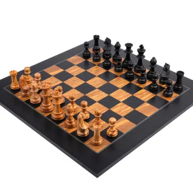 Schachfiguren aus Olivenholz und Buchsbaum sowie Schachbrett aus Olivenholz und schwarzem Tulpenholz mit Aufbewahrungskoffer