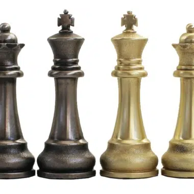 Die vier Könige und Damen aus goldenem und silbernem Metall nebeneinander präsentiert