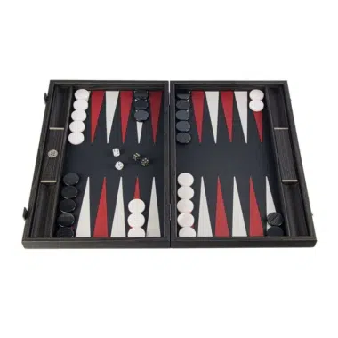 Backgammon aus echtem Leder mit Krokodilprägung, geöffnetes Brett mit Steinen und Würfeln