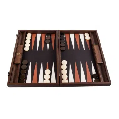 Backgammon aus braunem Leder mit Krokodilprägung, geöffnetes Brett im Überblick