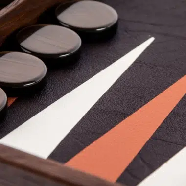Backgammon aus Leder, Nahaufnahme der dunkelbraunen Steine und Zacken