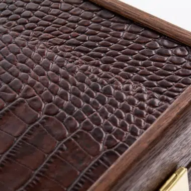 Backgammon-Kasten aus Leder mit Krokodilprägung, Detail der antikbraunen Struktur