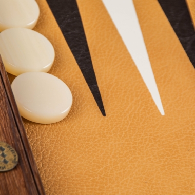 Backgammon aus braunem Straußenlederimitat, Detail der Perlmuttsteine