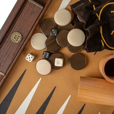 Backgammon aus Straußenlederimitat mit Perlmuttsteinen und gravierter Plakette