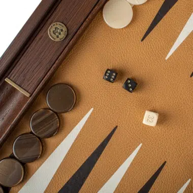Backgammon aus Straußenlederimitat, Messingplakette und Ebenholzsteine