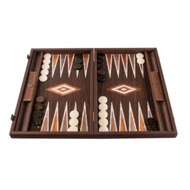 Geöffnetes Backgammon mit Spielbrett aus Nussbaumwurzel und Perlmutt, Steine aufgestellt