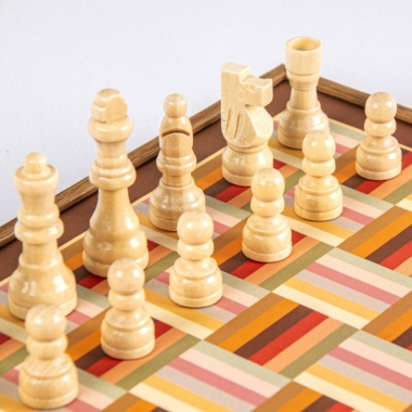 4-in-1 Gesellschaftsspiel aus Holz: Schach, Backgammon, Ludo, Schlangen & Leitern – Bild 3