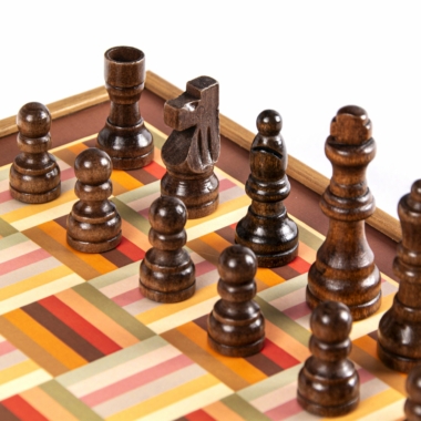 4-in-1 Gesellschaftsspiel aus Holz: Schach, Backgammon, Ludo, Schlangen & Leitern – Bild 4