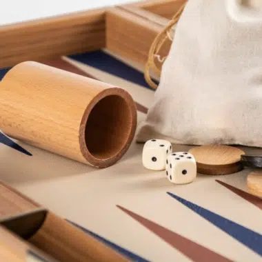 Backgammon aus Kunstleder beige champagner, Detail des Holzwürfelbechers und des Stoffbeutels