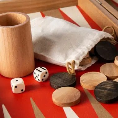 Detail der Würfel, Holzbecher und Stoffbeutel des Backgammons