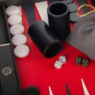 Backgammon Luxe, Detail der Würfelbecher, Stoffbeutel und schwarzer und weißer Steine