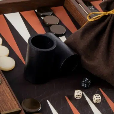 Backgammon aus Leder, Detail des schwarzen Dopplers, Kordelbeutel und Würfel