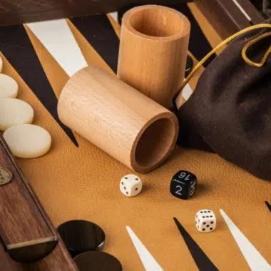 Backgammon aus Straußenlederimitat mit Holzbechern und Beutel für Würfel