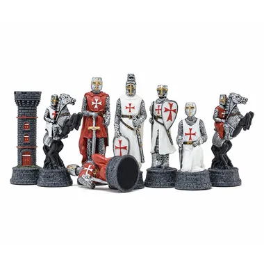Templer-Schachfiguren aufgereiht, Turm, König zu Pferd und Ritter in Rüstung