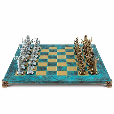Schachspiel griechische Mythologie, blaue und bronzene Figuren gegenüber auf türkisem Brett