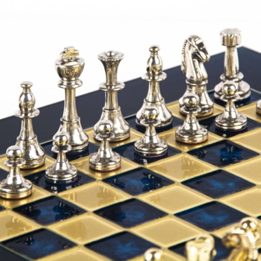 Kleines Staunton Schachspielset aus Silber- und Goldfarbenem Metall mit Metall-Schachbrett auf Fuß und Aufbewahrungskoffer – Bild 19