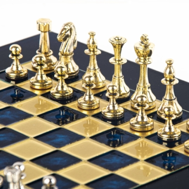 Kleines Staunton Schachspielset aus Silber- und Goldfarbenem Metall mit Metall-Schachbrett auf Fuß und Aufbewahrungskoffer – Bild 20