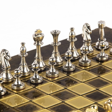 Kleines Staunton Schachspielset aus Silber- und Goldfarbenem Metall mit Metall-Schachbrett auf Fuß und Aufbewahrungskoffer – Bild 3