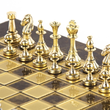 Kleines Staunton Schachspielset aus Silber- und Goldfarbenem Metall mit Metall-Schachbrett auf Fuß und Aufbewahrungskoffer – Bild 4