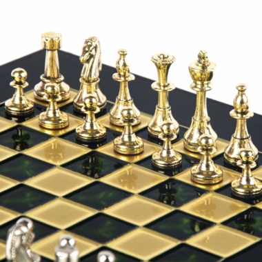 Kleines Staunton Schachspielset aus Silber- und Goldfarbenem Metall mit Metall-Schachbrett auf Fuß und Aufbewahrungskoffer – Bild 16