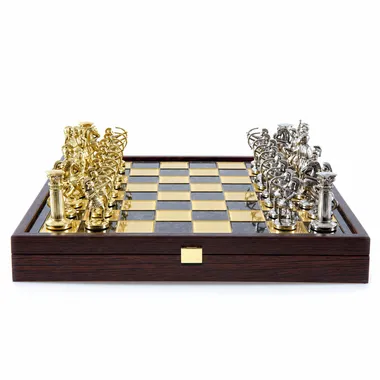 Schachbrett mit goldenen und silbernen Figuren gegenüber, geöffnete Box