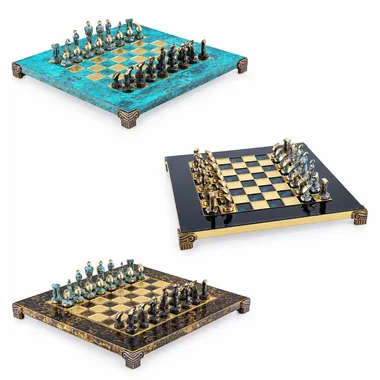 Schachspiel Art Cycladique aus Messing, Bronze und Blau, drei Varianten gezeigt