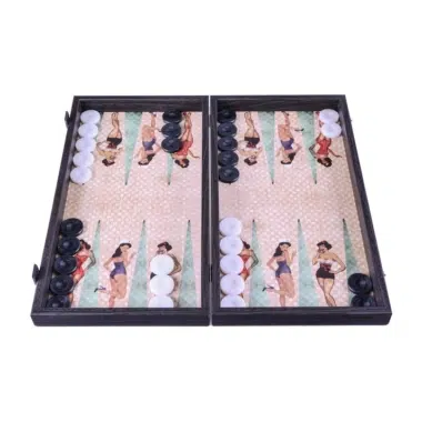 Backgammon Pin-Up Girls geöffnet, aufgeklapptes Brett aus Schichtholz mit Spielsteinen