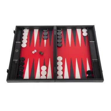 Backgammon Luxe aus Leder in rotem Krokodil-Look, geöffnetes Spielfeld mit Steinen und Würfeln