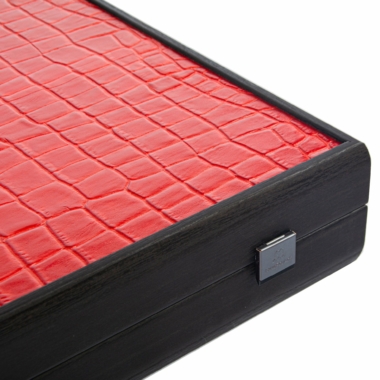 Luxus-Backgammon aus Leder mit Krokodilprägung in Kaiserrot, Detail von Ecke und Verschluss