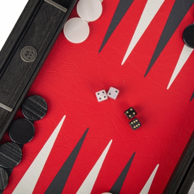 Backgammon Luxe, Nahaufnahme des roten Spielfelds mit Steinen und Würfeln im Spiel