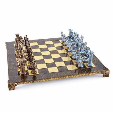 Metallschachbrett mit Bronze- und blauen Figuren gegenüber, Gesamtansicht schräg
