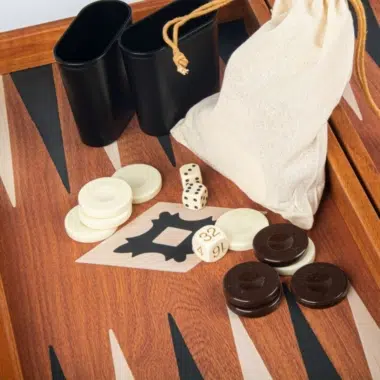Detail der schwarzen Würfelbecher und des Stoffbeutels des Sets