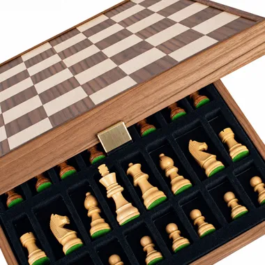 Geöffnete Box mit Staunton-Figuren in ihren eigenen Aufbewahrungsfächern
