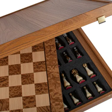 Geöffnete Box zeigt Messing- und Zinnfiguren in Schaumstoffeinlage