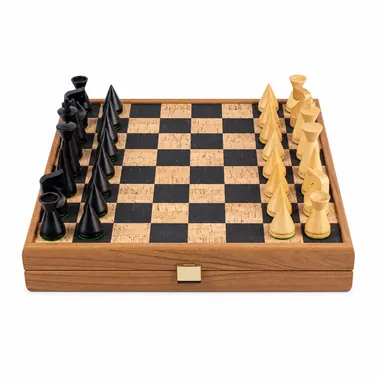 Komplettes Schachspiel mit schwarzen und naturfarbenen Figuren auf Korkbrett