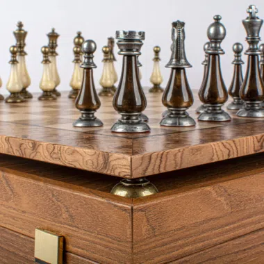 Ecke der Aufbewahrungsbox mit Zinn-Schachfiguren darauf