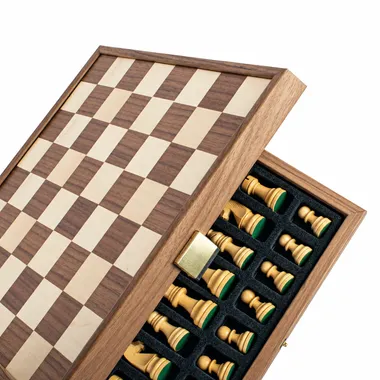 Geöffnete Aufbewahrungsbox mit zusammengeklapptem Schachbrett und Figuren in den Fächern