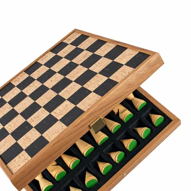 Geöffnetes Schachbrett aus Holz und Kork mit integrierter Aufbewahrungsbox