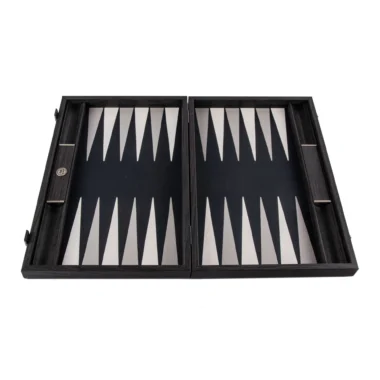 Geöffnetes leeres Backgammon-Set mit Spielfeld aus schwarzem Kunstleder